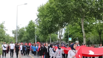 Diyarbakır'da 19 Mayıs kutlamaları, gençlerin coşkulu yürüyüşüyle başladı.